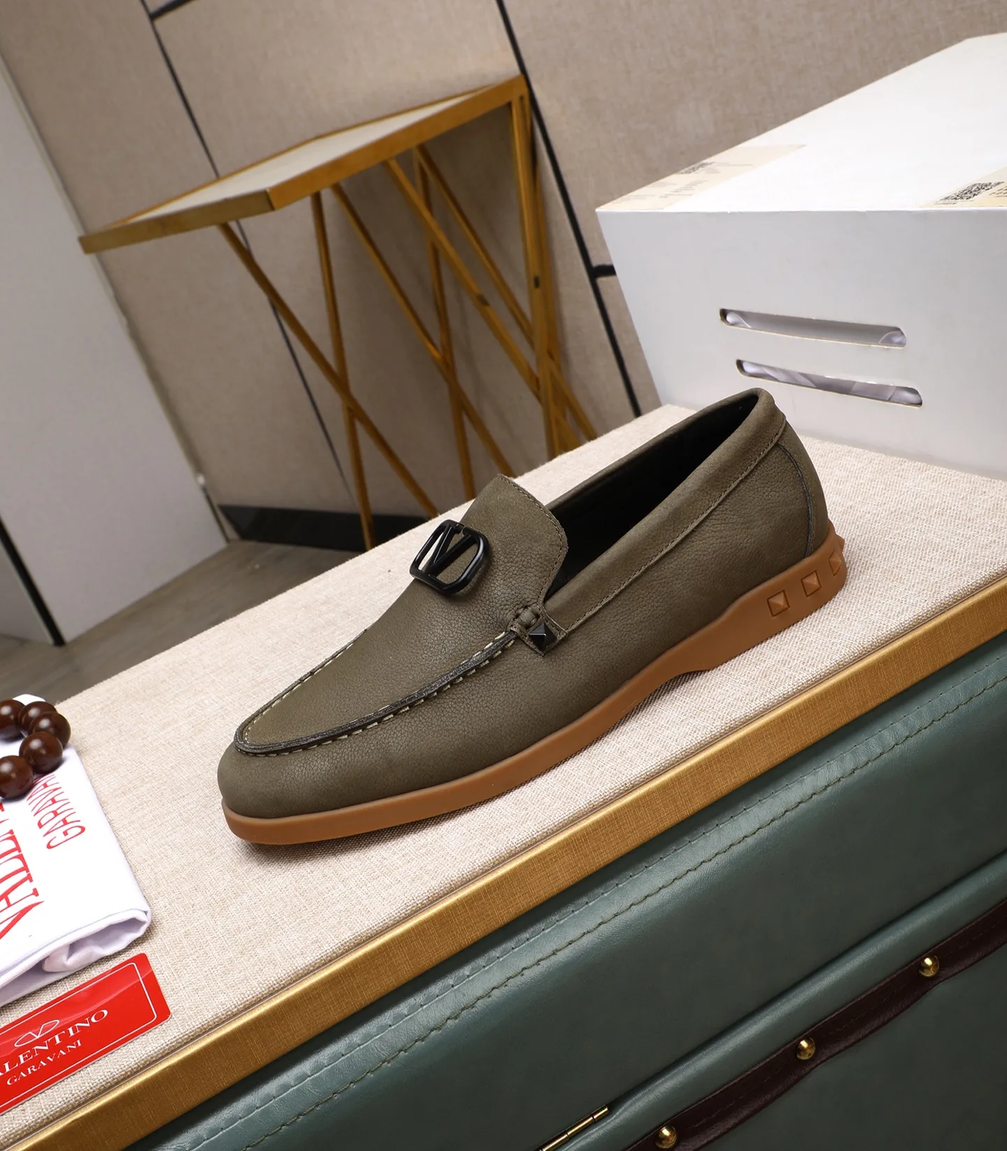 Men's shoes 💰520 [Valentino-Valentino] High-quality boutique men's shoes. The same style as the celebrities, original and authentic.✅ Made of imported cowhide + original apricot cowhide lining. The French luxury model is priced at 14,080 Swiss francs. It is also a Paris Fashion Week catwalk model. A brand can be deeply rooted in your heart, and a pair of shoes can make you linger. What you wear is not only noble, but also an aura. 👻Standard 38-45